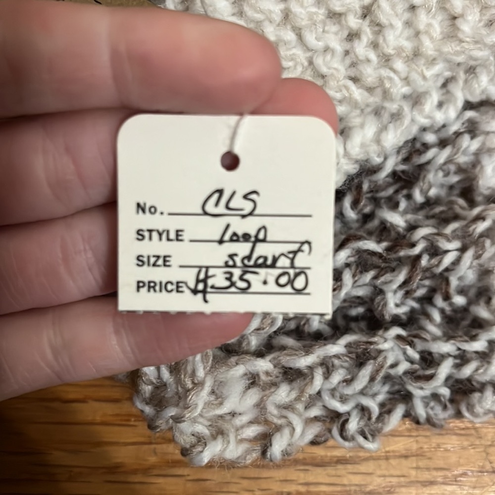 Handmade loop scarf - Picture 5 of 7